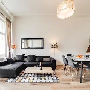 charles-bridge-3-bedroom-apartment-old-town.praguehotelsweb.com/